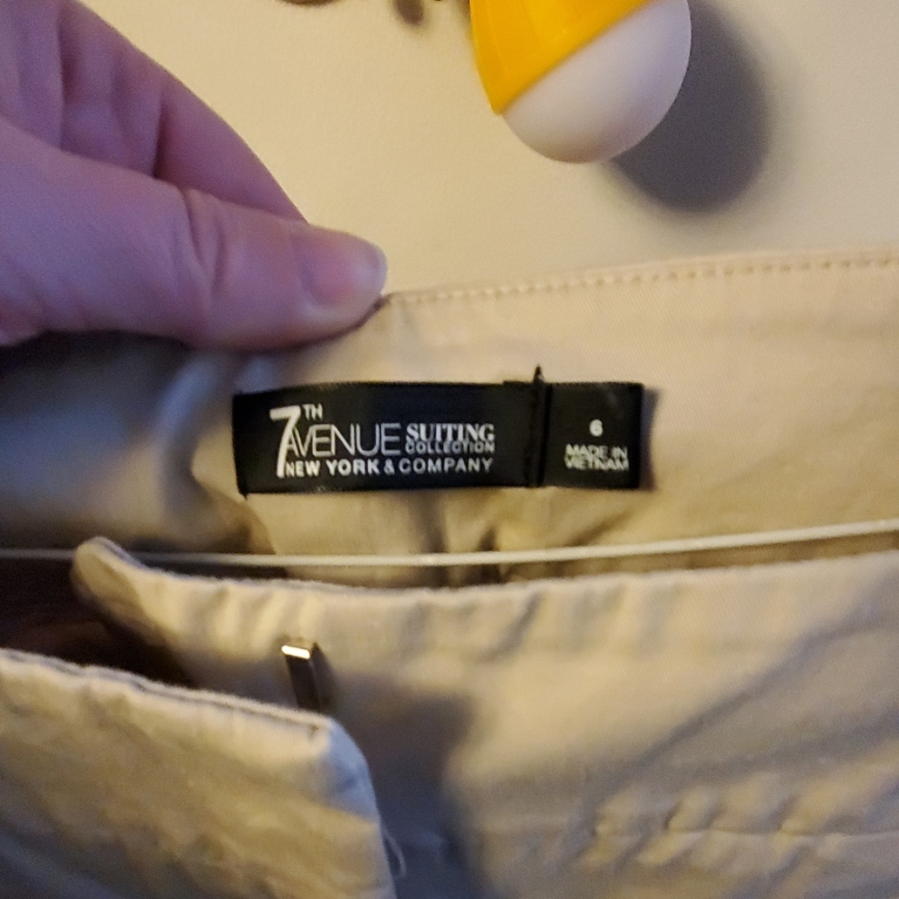 Tan capris - Picture 3 of 3